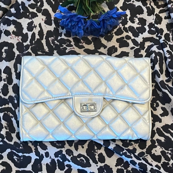 Beautiful MMS Design Studio silver quilted clutch with twist lock ❤️ - Picture 4 of 15